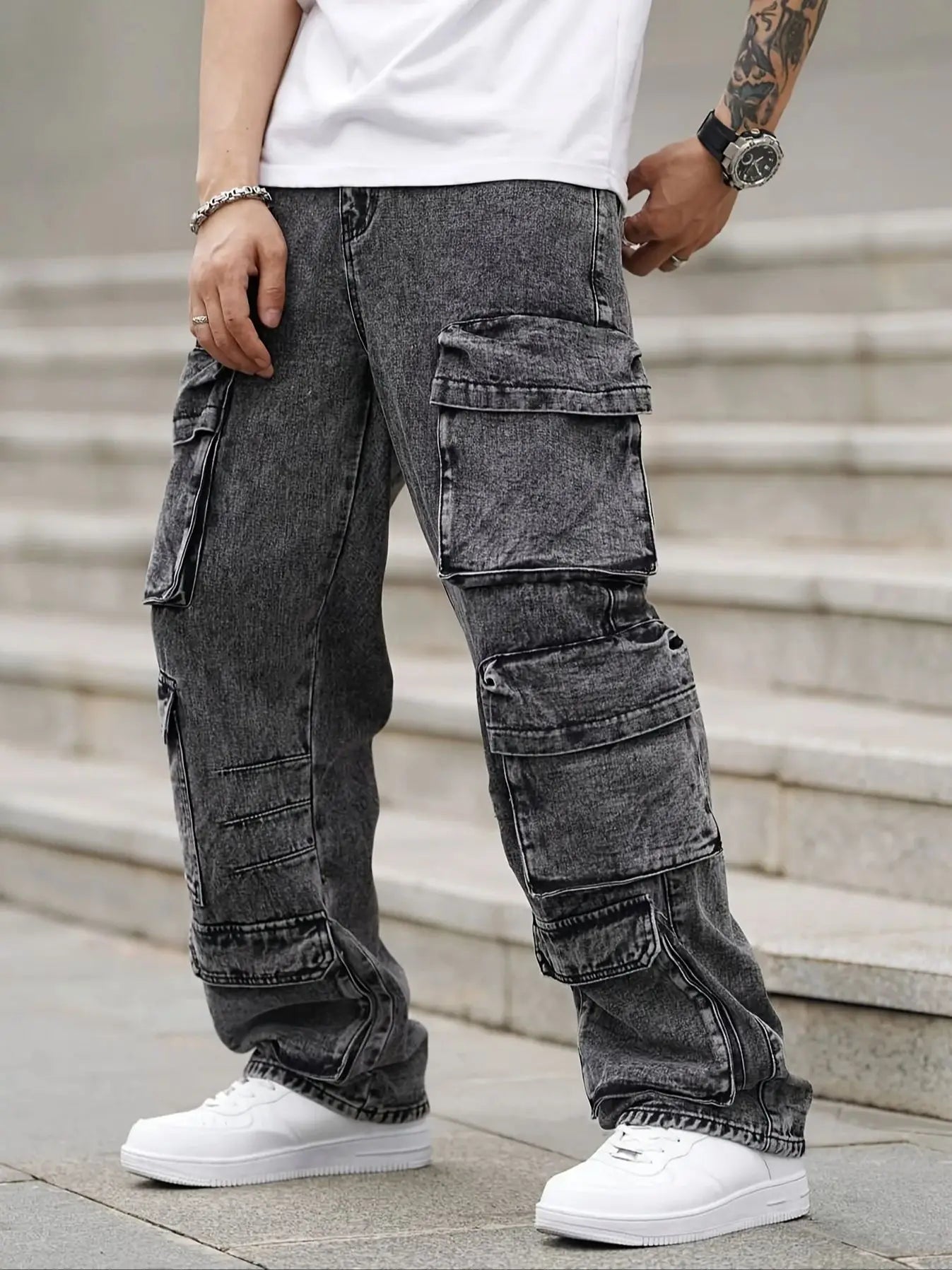 Fashionable men's denim trousers, washed workwear trousers, multi-pocket function for outdoor wear.