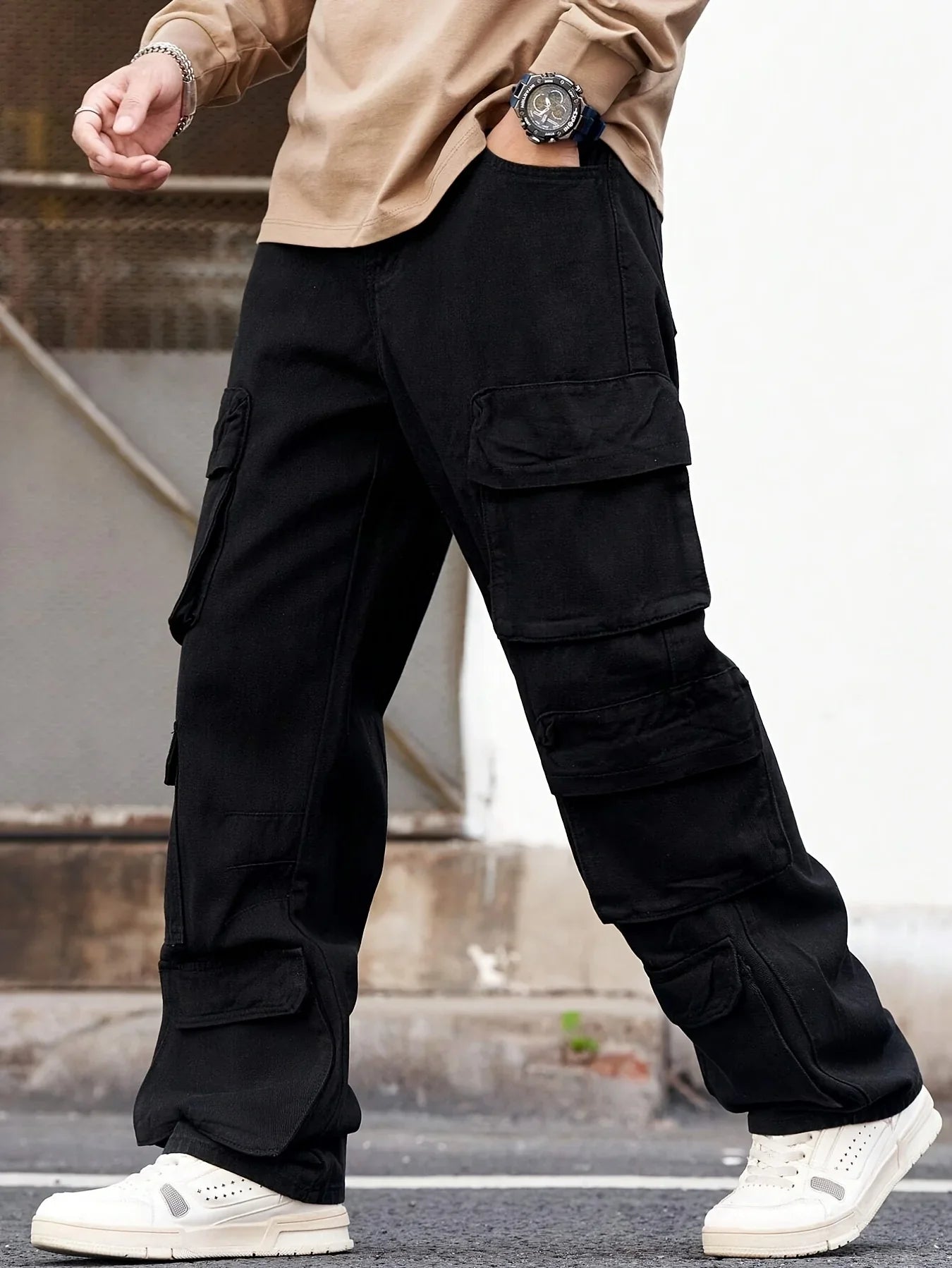 Fashionable men's denim trousers, washed workwear trousers, multi-pocket function for outdoor wear.
