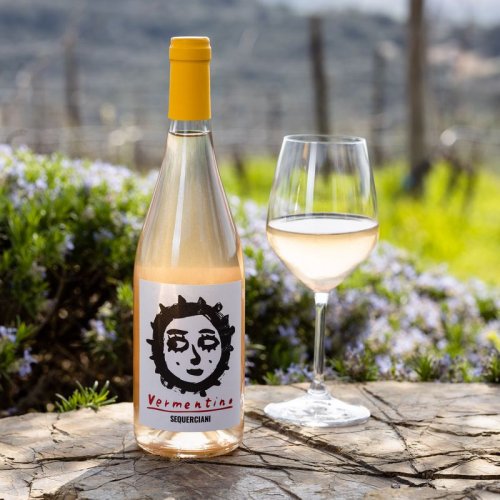 Sequerciani Vermentino 2023 bottle with yellow cap and glass of white wine